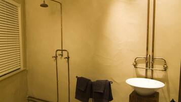 Badewanne und Dusche (separat), Quellwasserbad, Regendusche