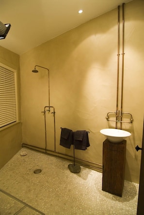 Baignoire et douche séparées, baignoire d'eau douce