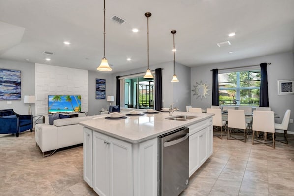 Réfrigérateur, four à micro-ondes, un four, surface de cuisson