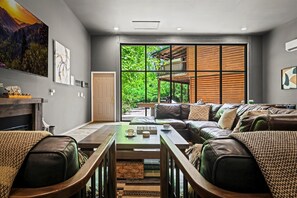 Smart-TV, Kamin, Tischfußball