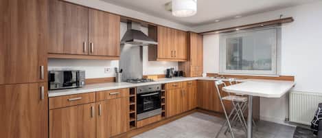 Appartement classique | Cuisine privée | Réfrigérateur grande capacité avec congélateur, four à micro-ondes