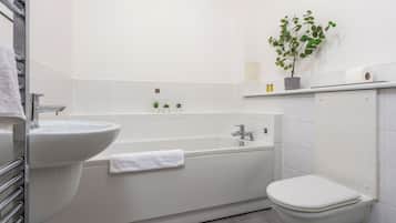 Classic Apartment | Bathroom | Combined shower/bathtub, free toiletries, hair dryer, towels