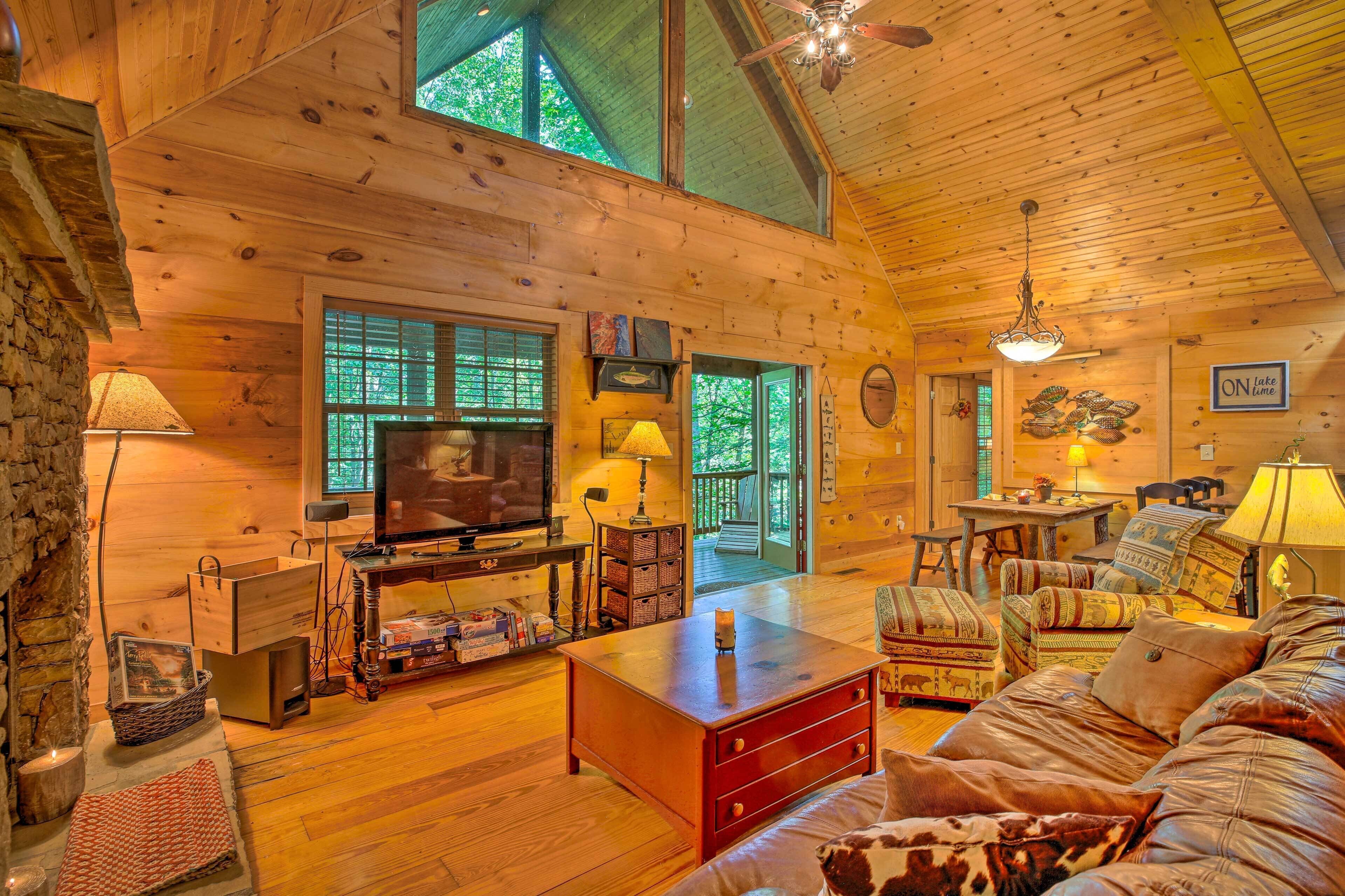 Cozy Cabin w/ Deck, Walk to Wildcat Creek & Dining