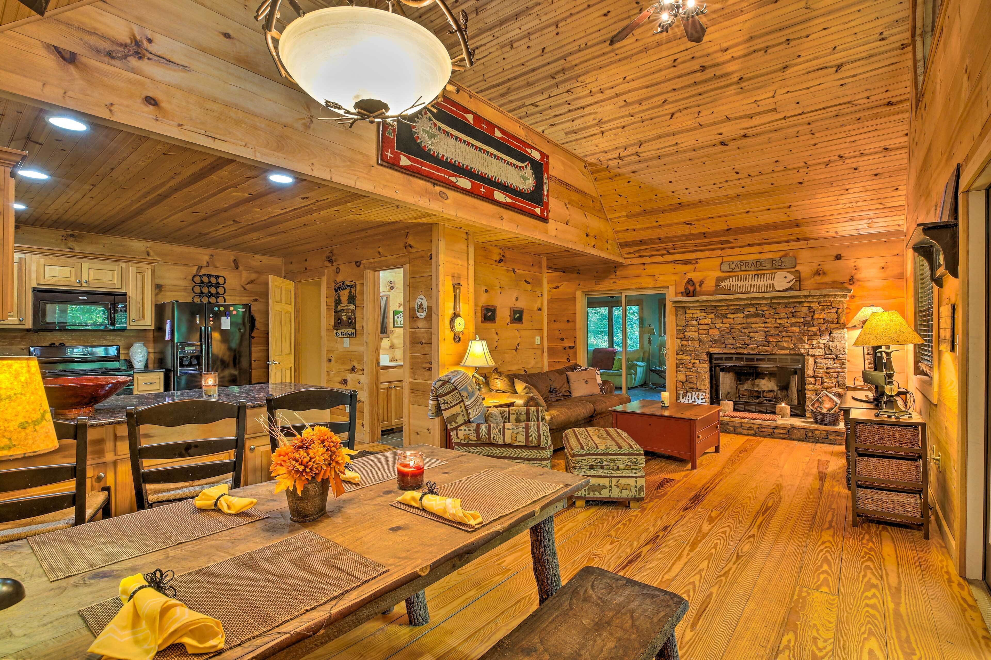 Cozy Cabin w/ Deck, Walk to Wildcat Creek & Dining