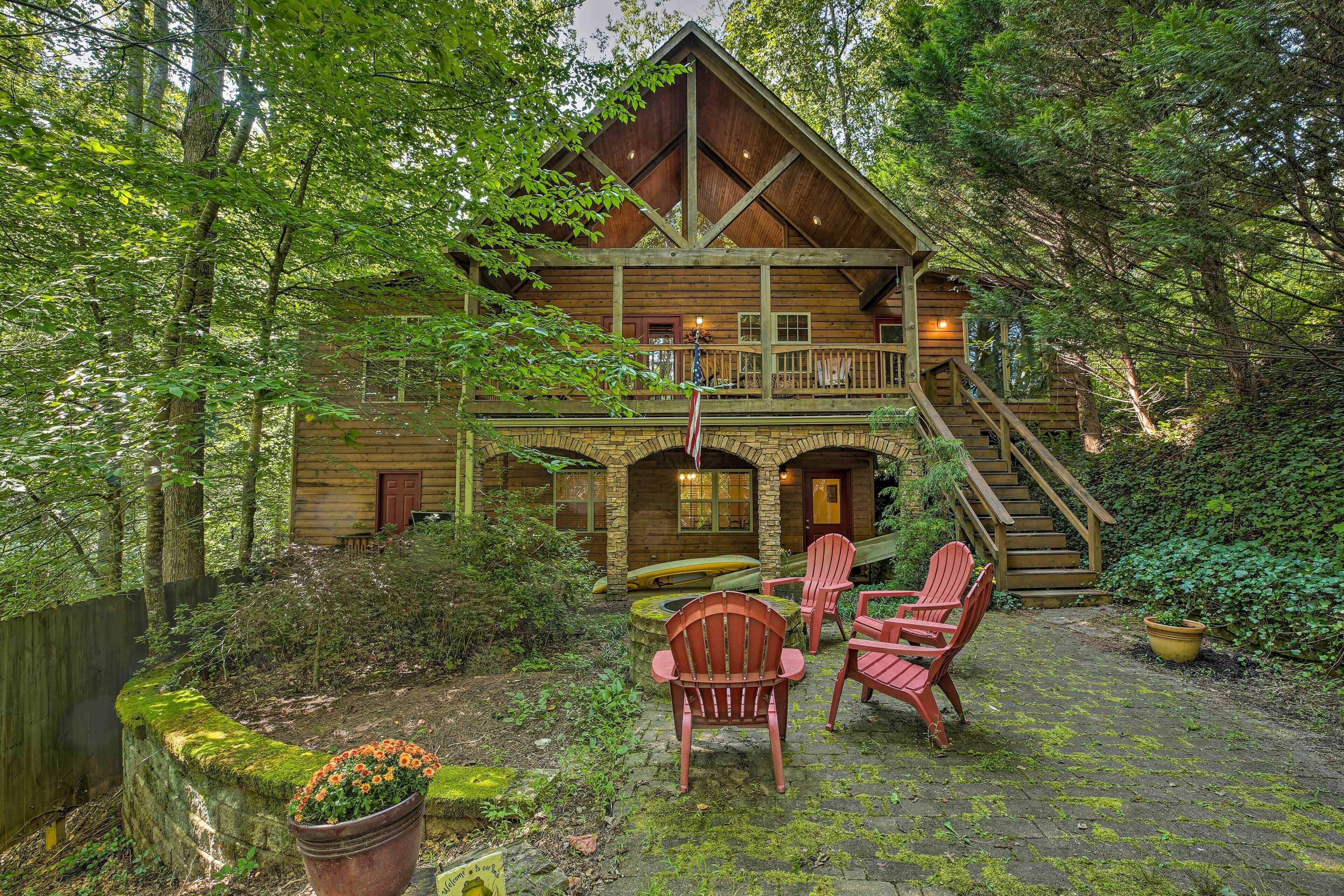 Cozy Cabin w/ Deck, Walk to Wildcat Creek & Dining