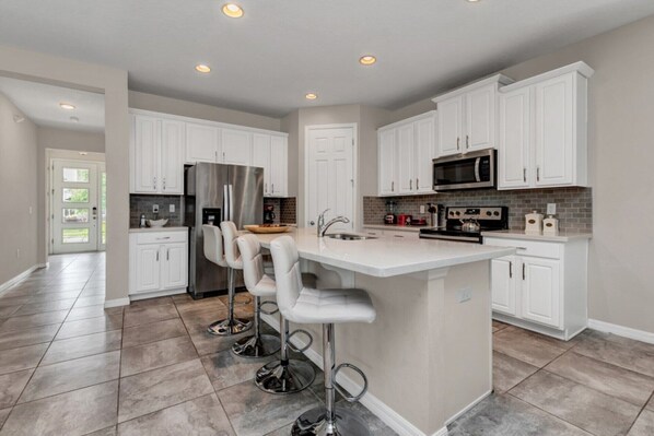 Réfrigérateur, four à micro-ondes, un four, surface de cuisson