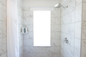 Douche, sèche-cheveux, serviettes fournies, savon
