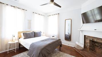 3 habitaciones, escritorio y tabla de planchar con plancha