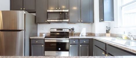 Refrigerador, microondas, horno, placa de cocina