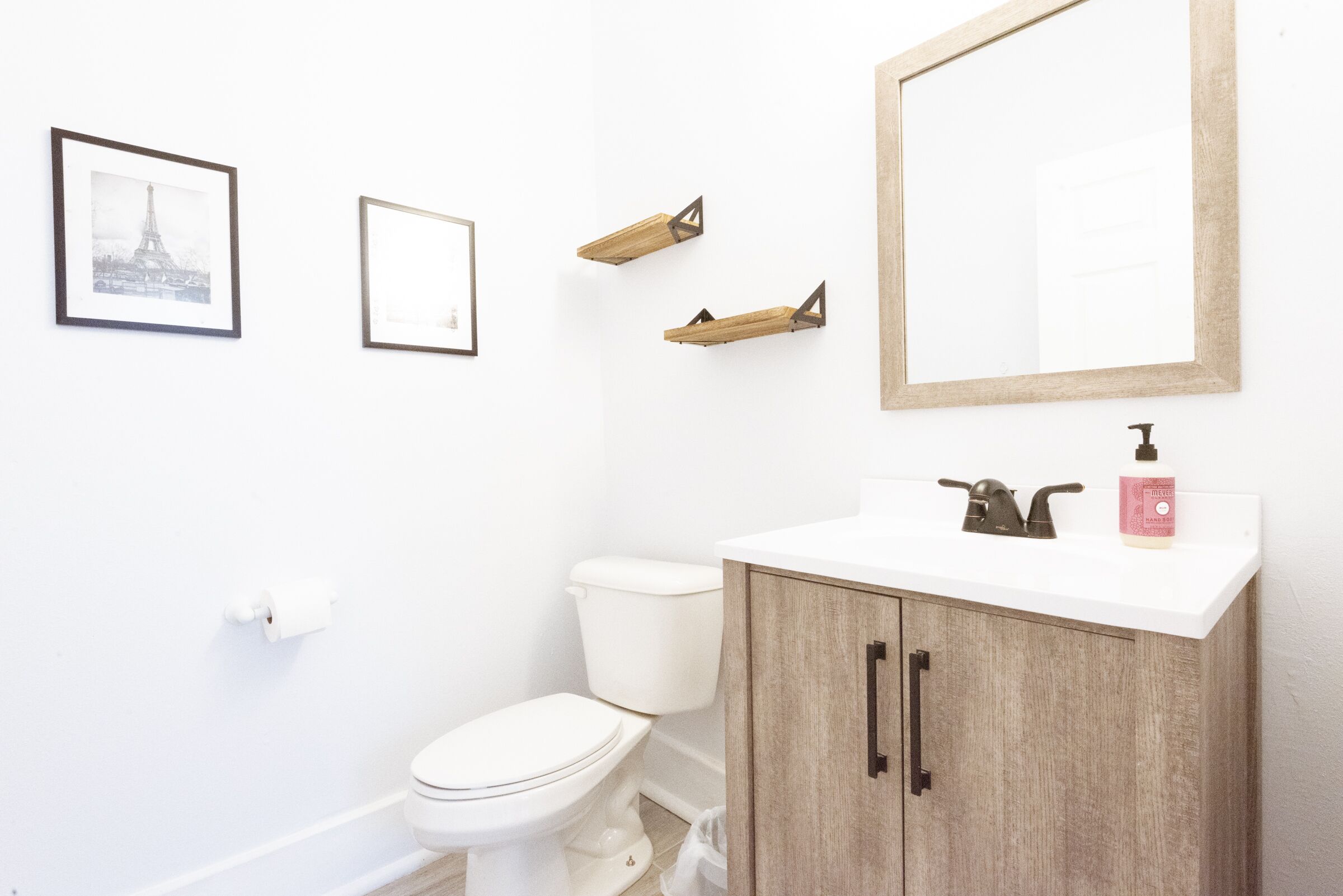 Pet-friendly w/ Back-yard ★ Near everything the Starland District has to offer!