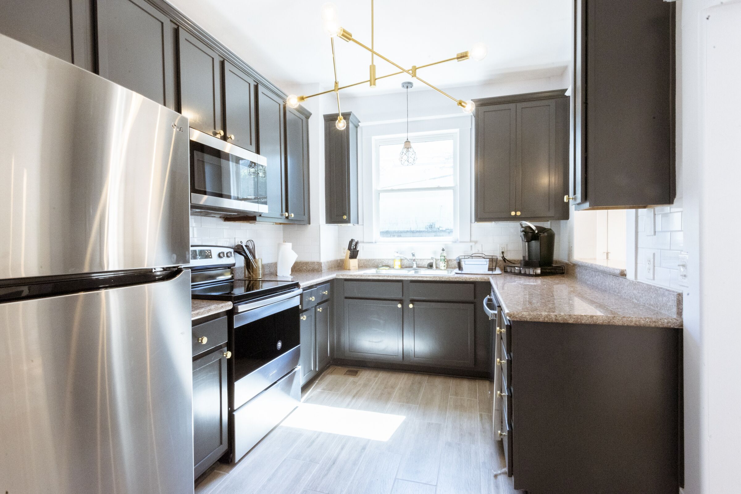 Køleskab, mikrobølgeovn, ovn, kogeplade