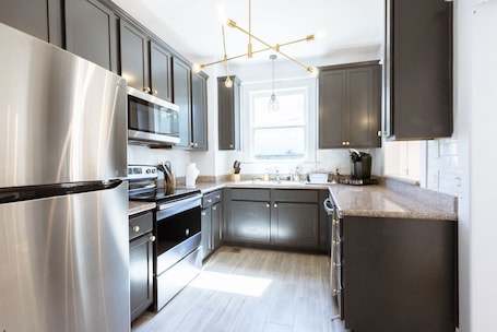 Fridge, microwave, oven, stovetop. Pet-friendly w/ Back-yard ★ Near everything the Starland District has to offer!