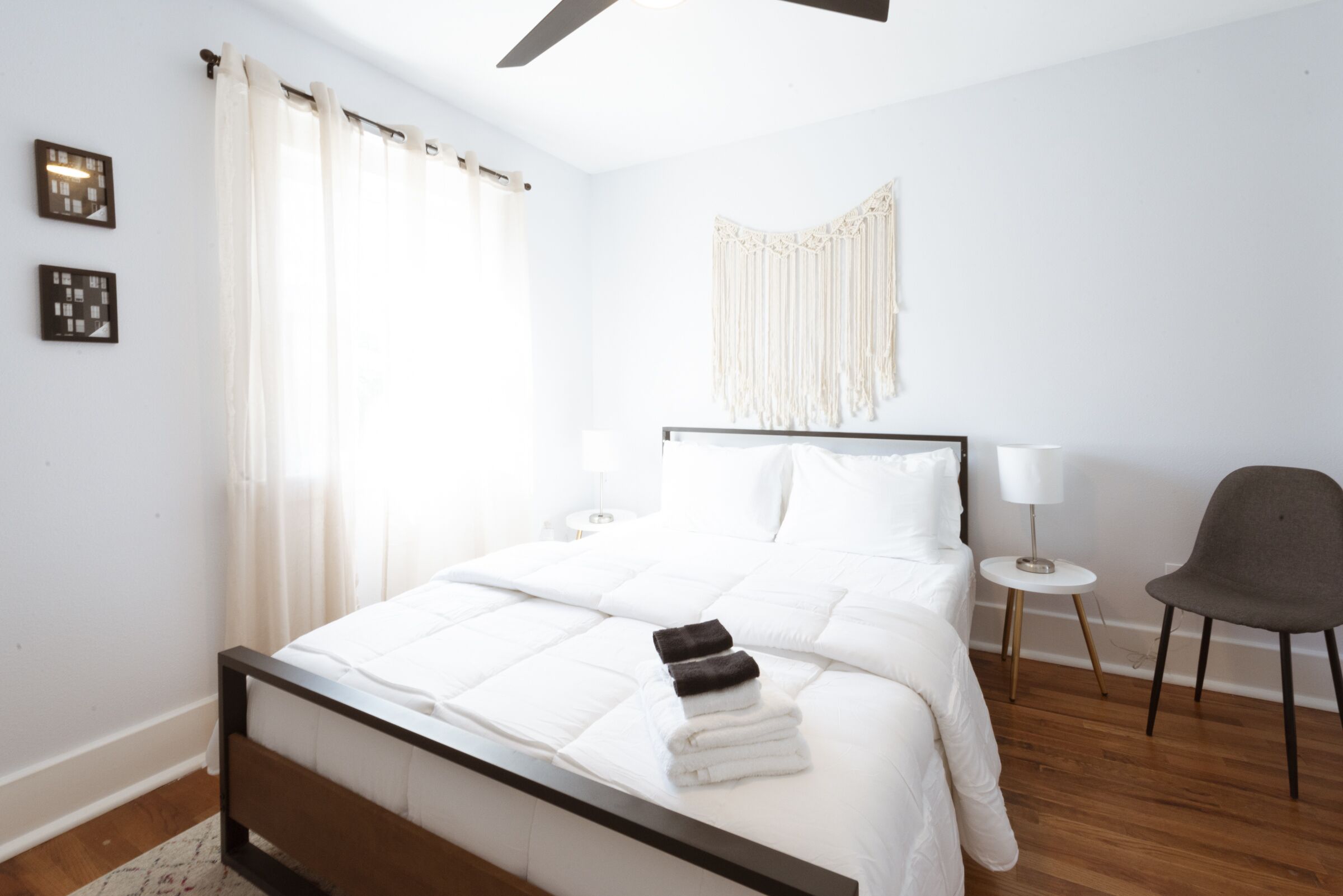 3 habitaciones, escritorio y tabla de planchar con plancha 