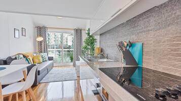 Kylskåp, mikrovågsugn, brödrost och grytor/köksredskap