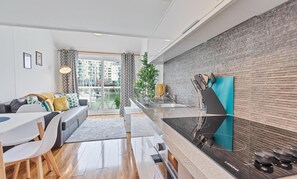 Kjøleskap, mikrobølgeovn, brødrister og kjøkkenutstyr