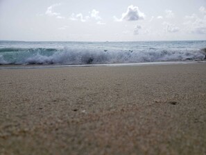 Ein Strand mit ankommenden Wellen.
