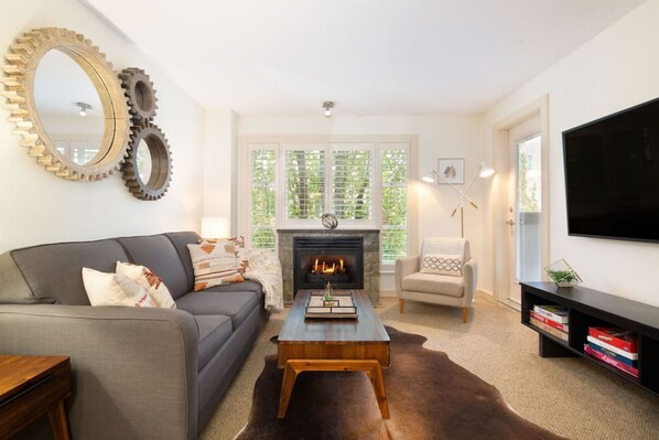 TV, fireplace