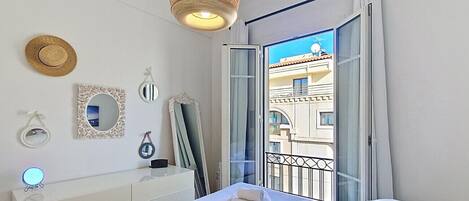 1 chambre, fer et planche à repasser