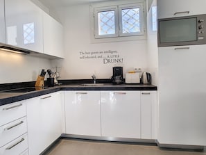 Kühlschrank, Mikrowelle, Herdplatte, Geschirrspüler