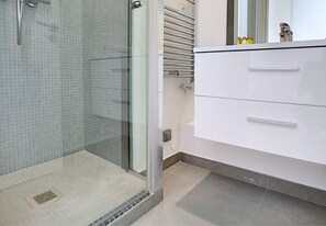 Suihku, hiustenkuivaaja