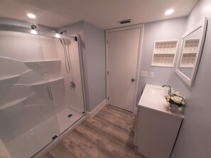 Hårtork, handdukar, tvål och schampo