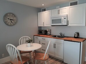 Kylskåp, mikrovågsugn, ugn och kaffe- och tebryggare