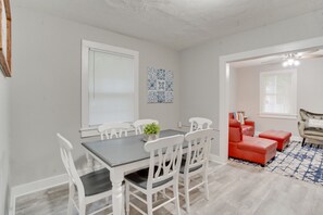 Dining - Buckroe Beach Hideaway - Walk to the Beach! (Hampton)