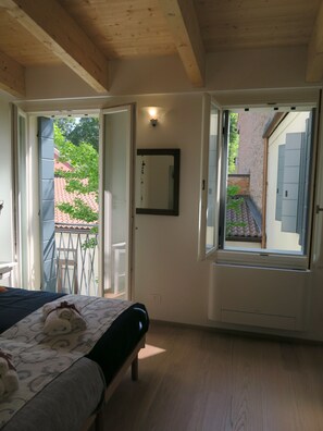 2 chambres, chambres insonorisées, fer et planche à repasser