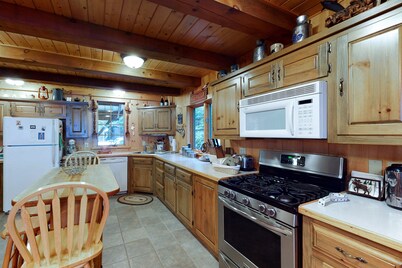 Lakefront Cabin on a Double Lot w/ 500' of Pebble Beach, Outdoor Fireplace, WiFi