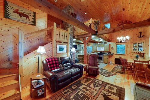 Lakefront Cabin on a Double Lot w/ 500' of Pebble Beach, Outdoor Fireplace, WiFi