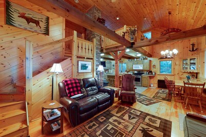 Lakefront Cabin on a Double Lot w/ 500' of Pebble Beach, Outdoor Fireplace, WiFi