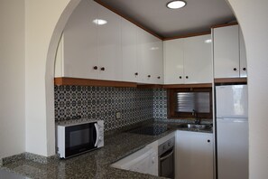 Fridge, microwave, oven, coffee/tea maker