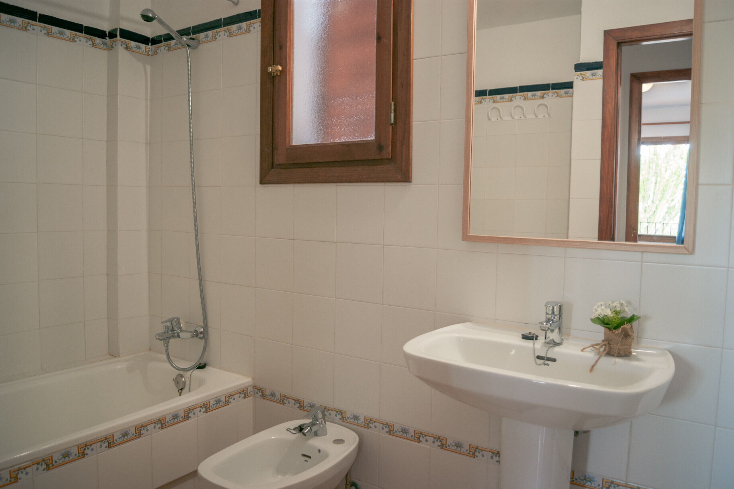 Ein Badezimmer mit Badewanne, Waschbecken und Spiegel.