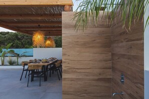 Outdoor dining - Villa Celestia - Private Infinity Pool & Superb Seaview, 500m from Beach (Rethymno)
