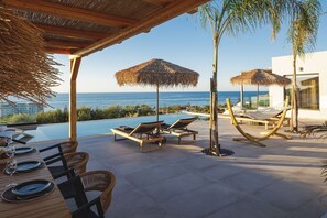 Outdoor dining - Villa Celestia - Private Infinity Pool & Superb Seaview, 500m from Beach (Rethymno)