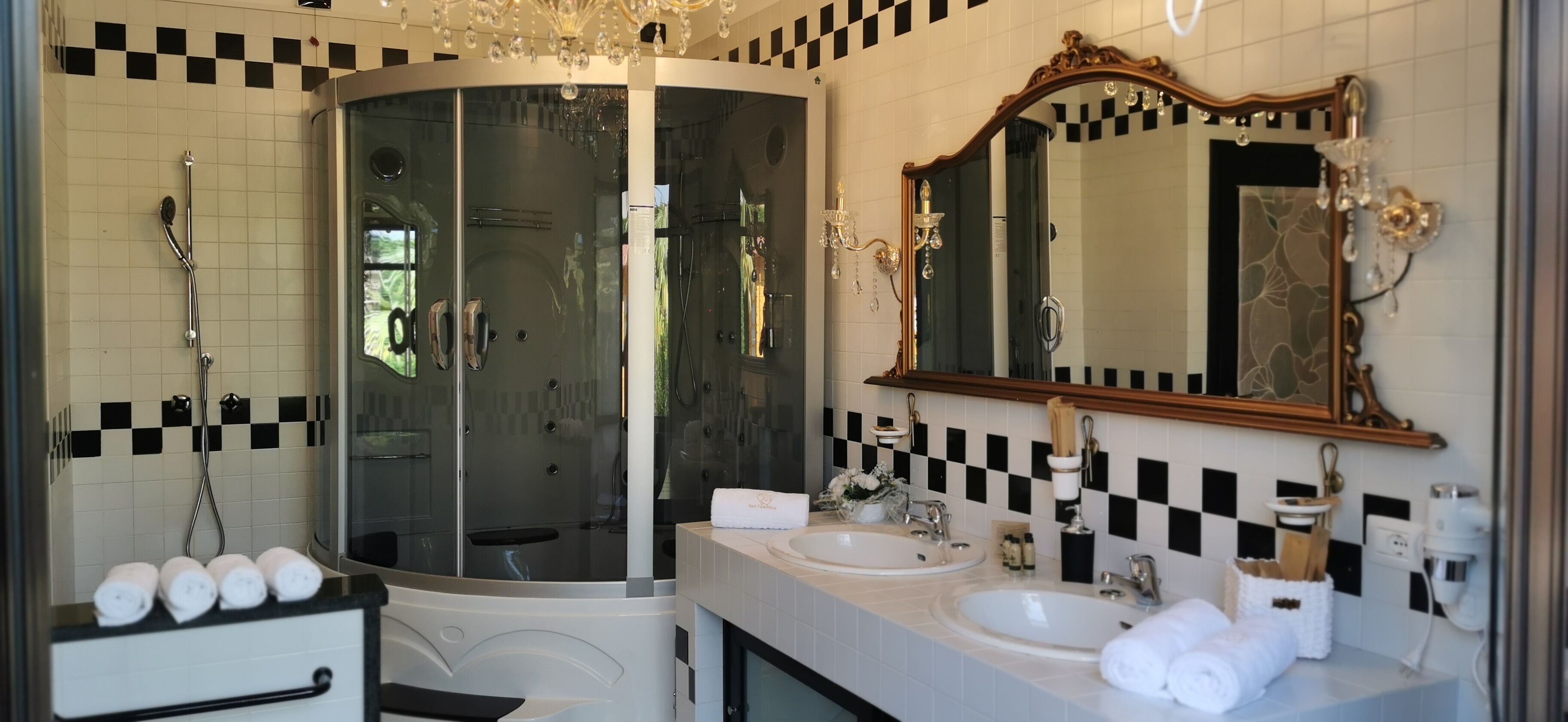 Ensemble douche/baignoire, baignoire à jets, sèche-cheveux, bidet