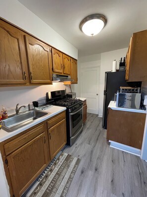 Frigorifero, microonde, forno, piano cottura