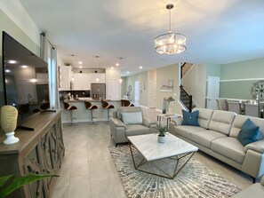 Casa, varias camas, alberca privada, vista a la alberca | Sala de estar | Televisión 