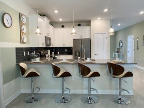 Casa, varias camas, alberca privada, vista a la alberca | Cocina privada | Refrigerador, parrilla de estufa, lavavajillas y cafetera y tetera 