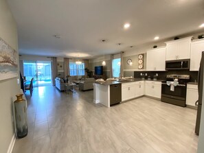 Refrigerador, parrilla de estufa, lavavajillas y cafetera y tetera 