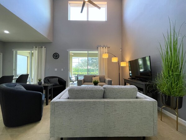 Casa, varias camas, alberca privada, vista a la alberca | Sala de estar | Televisión 