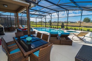 Maison, plusieurs lits, piscine privée, vue piscine | Vue de la chambre