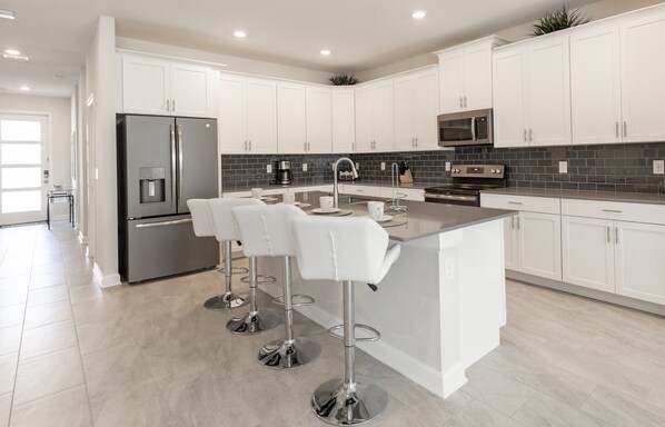 Casa, varias camas, alberca privada, vista a la alberca | Cocina privada | Refrigerador, microondas, parrilla de estufa y lavavajillas 