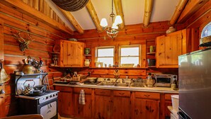 咖啡機/沖茶器、雪櫃、電熱水壺、多士爐