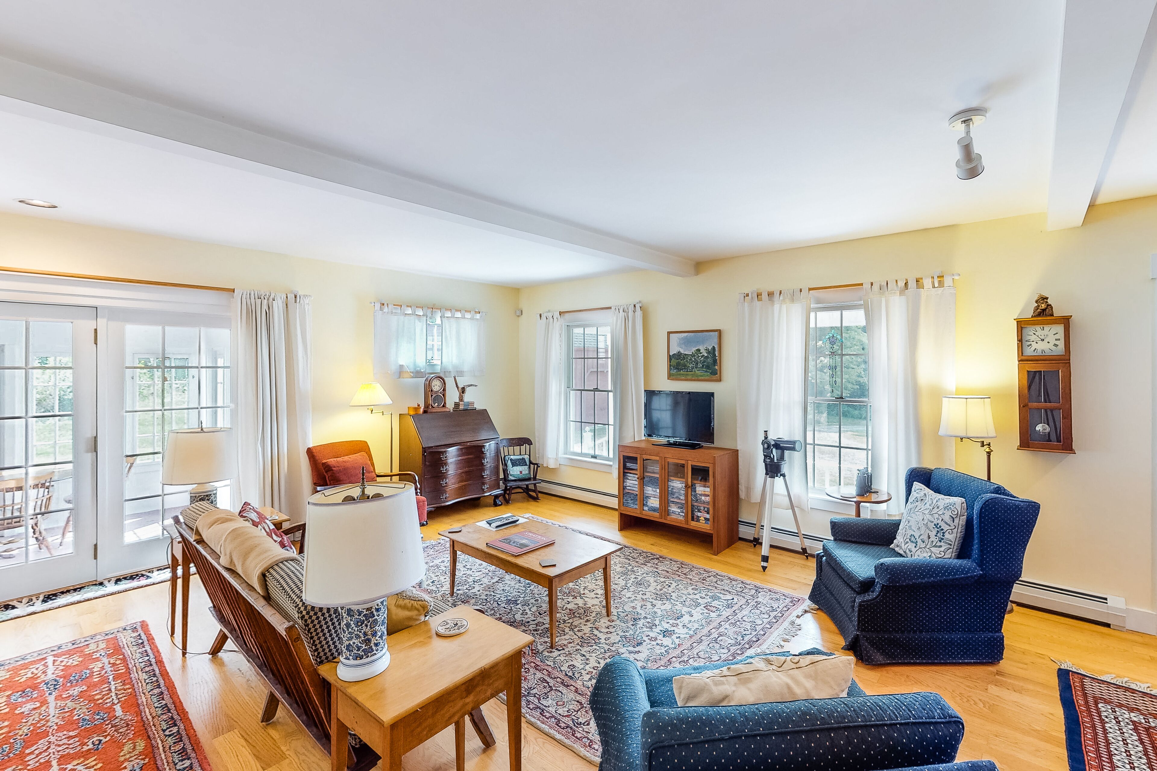 Two-story, spacious, dog-friendly house w/mountain views & large front porch!