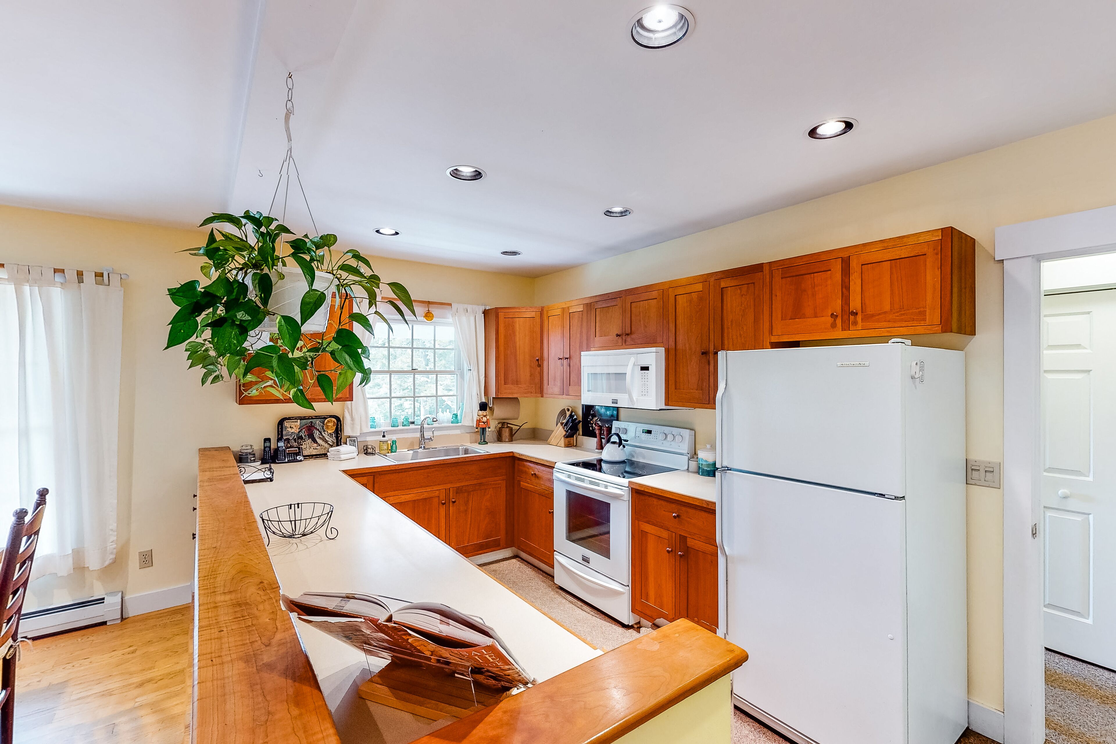 Two-story, spacious, dog-friendly house w/mountain views & large front porch!