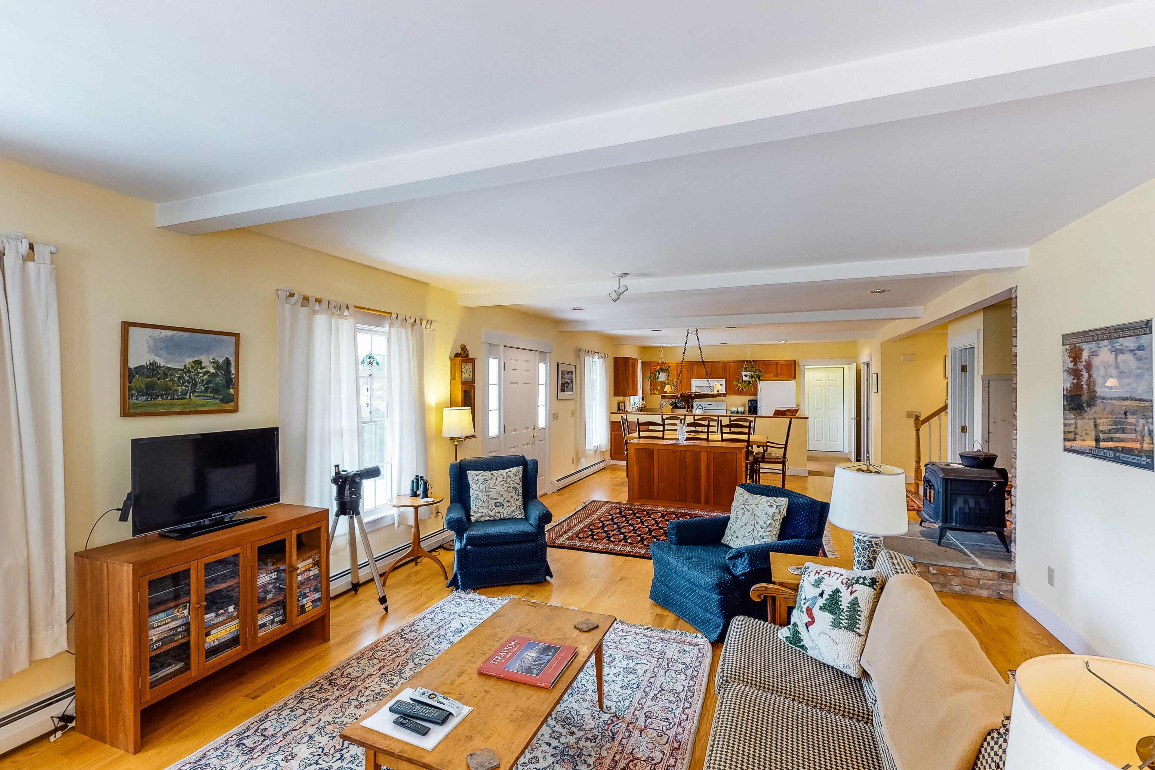 Two-story, spacious, dog-friendly house w/mountain views & large front porch!