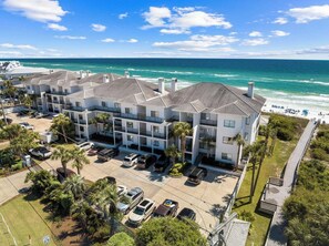 Un hôtel à plusieurs étages doté d’un parking et offrant une vue sur la plage.