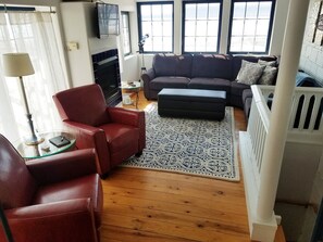 Smart TV, fireplace, DVD player, foosball - Vacation rental or event venue on Lake Pepin (Maiden Rock)