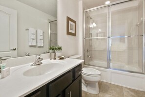 Maison, plusieurs lits, piscine privée, vue piscine | Salle de bain